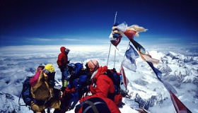 珠穆朗玛峰第一个登顶的人是谁